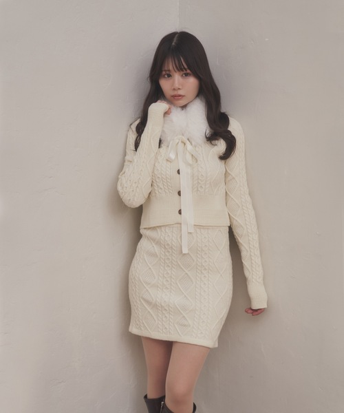 M DOLLY(エムドリー)の「fur tippet aurora knit set up/ファーティペットアウローラニットセットアップ(セットアップ・レディース・グレー/アイボリー・FREE)」の4枚目の写真