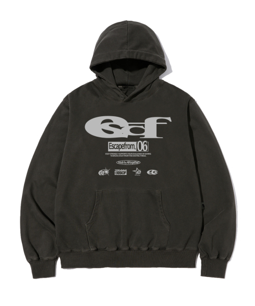 ESCAPEFROM(エスケープフロム)の「シルバー ESCF ロゴ コラージュプリント ピグメント フードパーカー チャコール(パーカー・レディース・その他・LARGE/MEDIUM)」の1枚目の写真