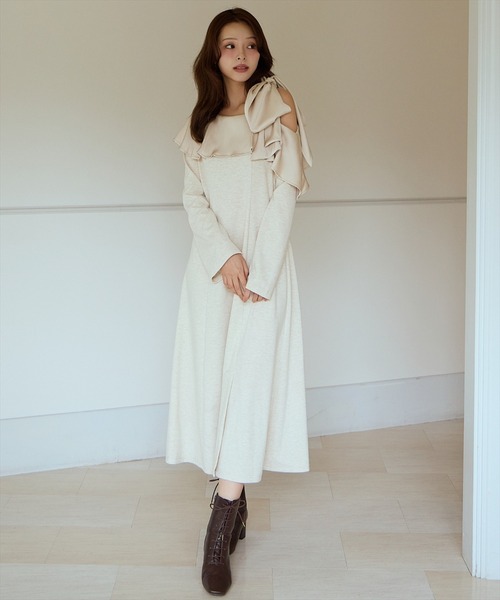 AND COUTURE(アンドクチュール)の「ショルダーリボンカットソーワンピース(ワンピース・レディース・ブラウン/ベージュ/チャコールグレー・FREE)」の3枚目の写真