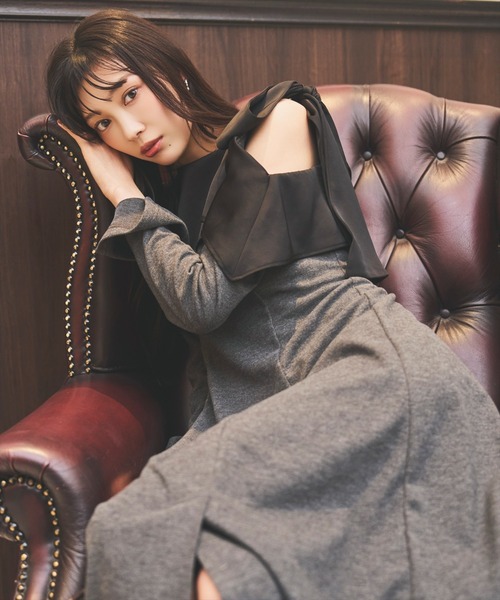 AND COUTURE(アンドクチュール)の「ショルダーリボンカットソーワンピース(ワンピース・レディース・ブラウン/ベージュ/チャコールグレー・FREE)」の1枚目の写真