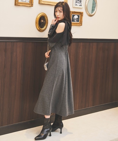AND COUTURE(アンドクチュール)の「ショルダーリボンカットソーワンピース(ワンピース・レディース・ブラウン/ベージュ/チャコールグレー・FREE)」の6枚目の写真