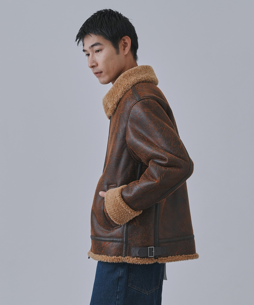 B.C STOCK(ベーセーストック)の「ヴィンテージ加工 B-3 フライトジャケット(ムートンコート・メンズ・ブラウン/ブラック・MEDIUM/LARGE)」の4枚目の写真