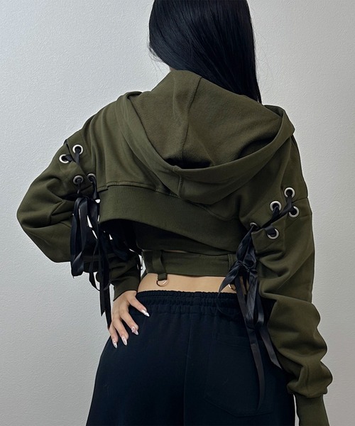 FOLLOWIN(フォロウィン)の「【SET UP】2wayレースリボンクロップドフーディー & タンクセットアップ(セットアップ・レディース・ブラック/カーキ・FREE)」の21枚目の写真
