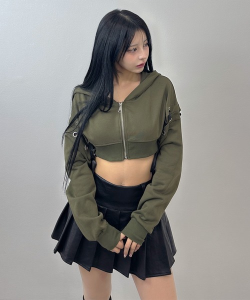 FOLLOWIN(フォロウィン)の「【SET UP】2wayレースリボンクロップドフーディー & タンクセットアップ(セットアップ・レディース・ブラック/カーキ・FREE)」の15枚目の写真