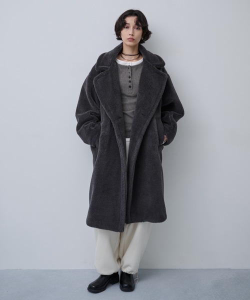 AIC.（エーアイシー）の「ボアロングテーラードコート（チェスターコート・レディース・モカ/チャコールグレー・FREE）」の3枚目の写真
