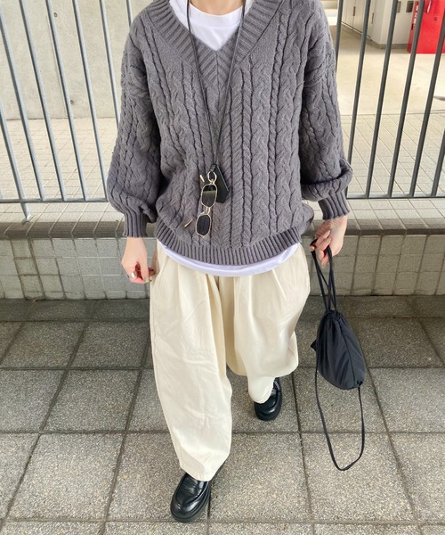 ISOOK(アイスー)の「Vネックケーブルニット(kiharu select) / セーター プルオーバー 長袖 ミドル丈 グレー アイボリー(ニット/セーター・レディース・アイボリー/グレー・FREE)」の9枚目の写真
