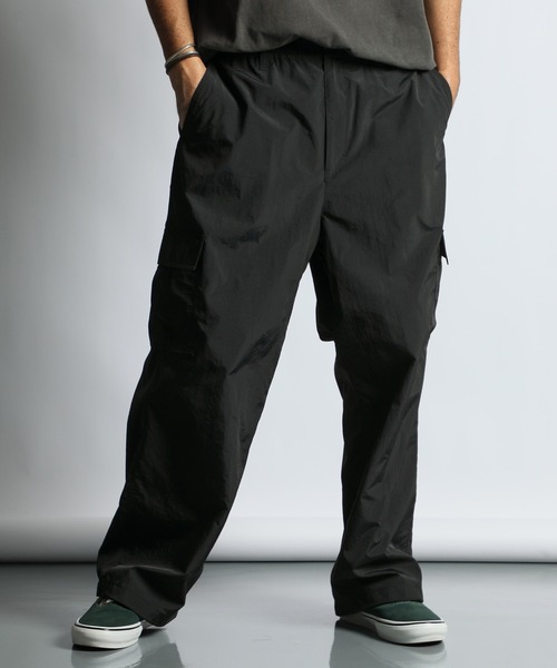The DUFFER of ST.GEORGE（ザダファーオブセントジョージ）の「【WEB限定アイテム】RIPSTOP NYLON WIDE CARGO PANTS：リップストップナイロン ワイド カーゴパンツ（カーゴパンツ・メンズ・ブラック/カーキ・MEDIUM/SMALL/X-LARGE/LARGE）」の2枚目の写真
