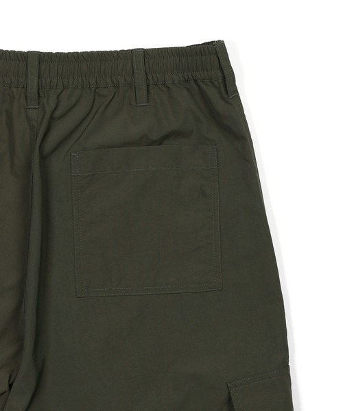 The DUFFER of ST.GEORGE（ザダファーオブセントジョージ）の「【WEB限定アイテム】RIPSTOP NYLON WIDE CARGO PANTS：リップストップナイロン ワイド カーゴパンツ（カーゴパンツ・メンズ・ブラック/カーキ・MEDIUM/SMALL/X-LARGE/LARGE）」の15枚目の写真