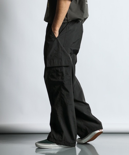 The DUFFER of ST.GEORGE（ザダファーオブセントジョージ）の「【WEB限定アイテム】RIPSTOP NYLON WIDE CARGO PANTS：リップストップナイロン ワイド カーゴパンツ（カーゴパンツ・メンズ・ブラック/カーキ・MEDIUM/SMALL/X-LARGE/LARGE）」の7枚目の写真