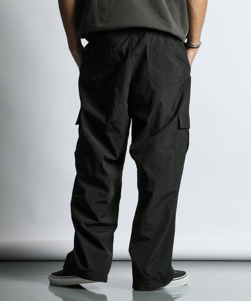 The DUFFER of ST.GEORGE（ザダファーオブセントジョージ）の「【WEB限定アイテム】RIPSTOP NYLON WIDE CARGO PANTS：リップストップナイロン ワイド カーゴパンツ（カーゴパンツ・メンズ・ブラック/カーキ・MEDIUM/SMALL/X-LARGE/LARGE）」の8枚目の写真