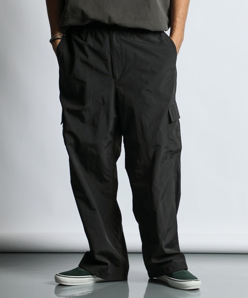 The DUFFER of ST.GEORGE（ザダファーオブセントジョージ）の「【WEB限定アイテム】RIPSTOP NYLON WIDE CARGO PANTS：リップストップナイロン ワイド カーゴパンツ（カーゴパンツ・メンズ・ブラック/カーキ・MEDIUM/SMALL/X-LARGE/LARGE）」の3枚目の写真