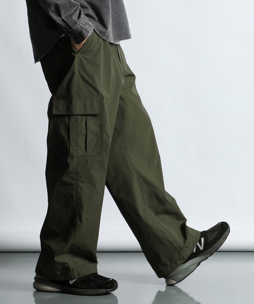 The DUFFER of ST.GEORGE（ザダファーオブセントジョージ）の「【WEB限定アイテム】RIPSTOP NYLON WIDE CARGO PANTS：リップストップナイロン ワイド カーゴパンツ（カーゴパンツ・メンズ・ブラック/カーキ・MEDIUM/SMALL/X-LARGE/LARGE）」の5枚目の写真
