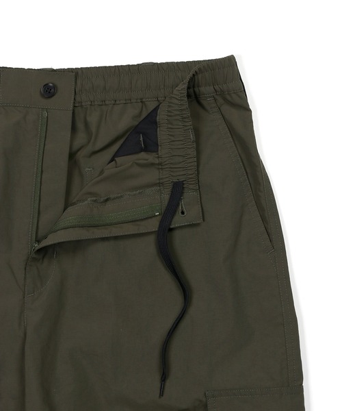 The DUFFER of ST.GEORGE（ザダファーオブセントジョージ）の「【WEB限定アイテム】RIPSTOP NYLON WIDE CARGO PANTS：リップストップナイロン ワイド カーゴパンツ（カーゴパンツ・メンズ・ブラック/カーキ・MEDIUM/SMALL/X-LARGE/LARGE）」の12枚目の写真