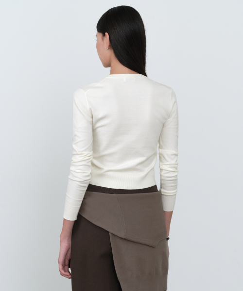 MUSINSA STANDARD WOMAN（ムシンサスタンダードウーマン）の「ウィメンズエッセンシャルスリムラウンドネックカーディガン[クリーム]（カーディガン/ボレロ・レディース・その他・X-SMALL/SMALL/MEDIUM/LARGE）」の4枚目の写真