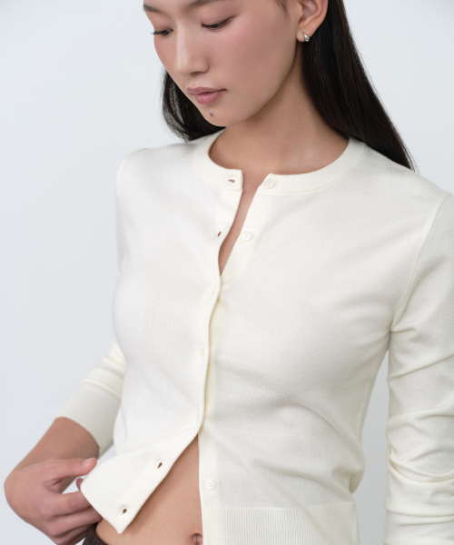 MUSINSA STANDARD WOMAN（ムシンサスタンダードウーマン）の「ウィメンズエッセンシャルスリムラウンドネックカーディガン[クリーム]（カーディガン/ボレロ・レディース・その他・X-SMALL/SMALL/MEDIUM/LARGE）」の5枚目の写真
