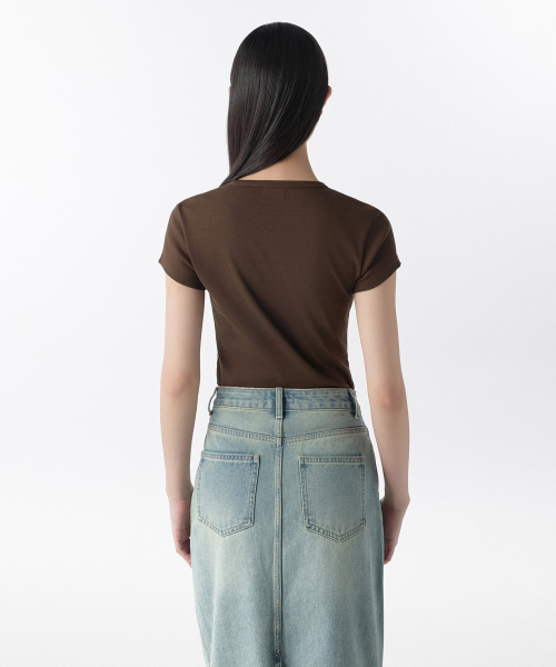 MUSINSA STANDARD WOMAN（ムシンサスタンダードウーマン）の「ウィメンズスリムクルーネックTシャツ[ダークブラウン]（Tシャツ/カットソー・レディース・その他・SMALL/X-SMALL/X-LARGE/LARGE/MEDIUM）」の2枚目の写真