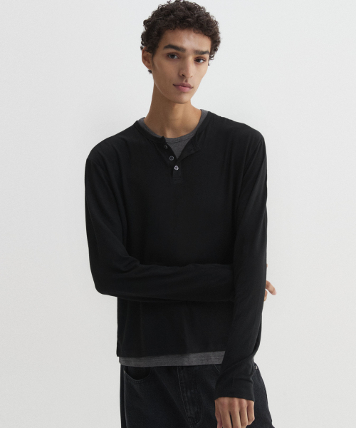 DNSR(ディーエヌエスアール)の「レイヤードヘンリーネックロングスリーブブラック(Tシャツ/カットソー・メンズ・その他・MEDIUM/LARGE/X-LARGE)」の1枚目の写真