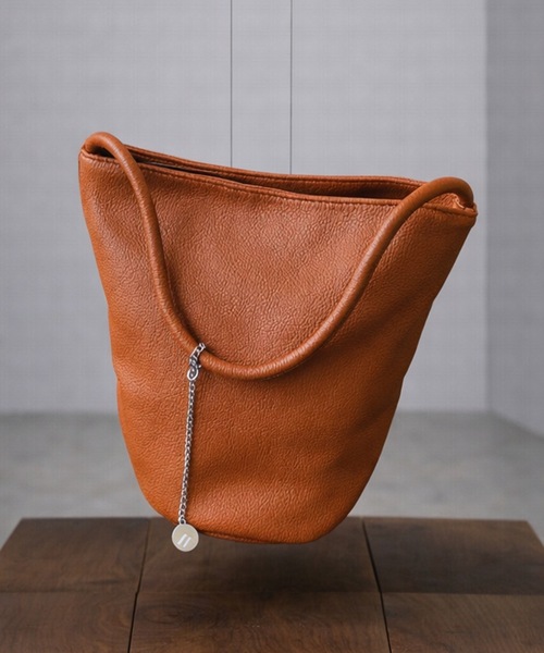 TONER（トナー）の「チェーン付きソフトレザーバケットハンドバッグ/ロゴプレート付き/通勤通学（ハンドバッグ・レディース・ブラック/ライトブルー/ホワイト/ブラウン・FREE）」の3枚目の写真