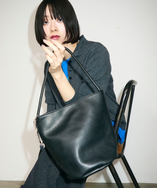 TONER（トナー）の「チェーン付きソフトレザーバケットハンドバッグ/ロゴプレート付き/通勤通学（ハンドバッグ・レディース・ブラック/ライトブルー/ホワイト/ブラウン・FREE）」の2枚目の写真