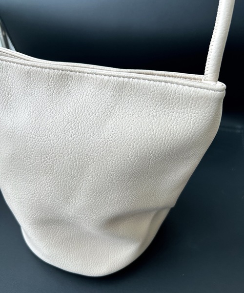 TONER（トナー）の「チェーン付きソフトレザーバケットハンドバッグ/ロゴプレート付き/通勤通学（ハンドバッグ・レディース・ブラック/ライトブルー/ホワイト/ブラウン・FREE）」の5枚目の写真