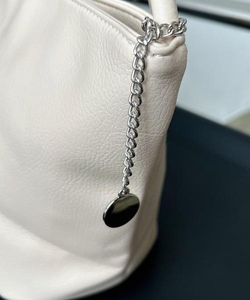 TONER（トナー）の「チェーン付きソフトレザーバケットハンドバッグ/ロゴプレート付き/通勤通学（ハンドバッグ・レディース・ブラック/ライトブルー/ホワイト/ブラウン・FREE）」の6枚目の写真