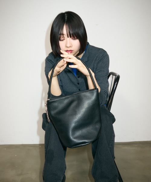 TONER（トナー）の「チェーン付きソフトレザーバケットハンドバッグ/ロゴプレート付き/通勤通学（ハンドバッグ・レディース・ブラック/ライトブルー/ホワイト/ブラウン・FREE）」の8枚目の写真