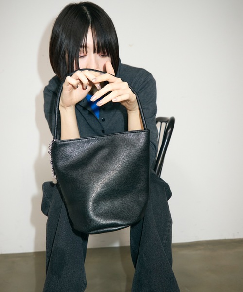 TONER（トナー）の「チェーン付きソフトレザーバケットハンドバッグ/ロゴプレート付き/通勤通学（ハンドバッグ・レディース・ブラック/ライトブルー/ホワイト/ブラウン・FREE）」の12枚目の写真