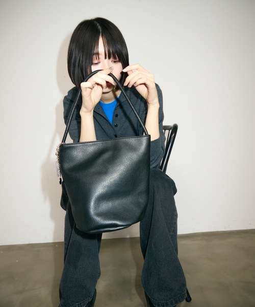 TONER（トナー）の「チェーン付きソフトレザーバケットハンドバッグ/ロゴプレート付き/通勤通学（ハンドバッグ・レディース・ブラック/ライトブルー/ホワイト/ブラウン・FREE）」の13枚目の写真