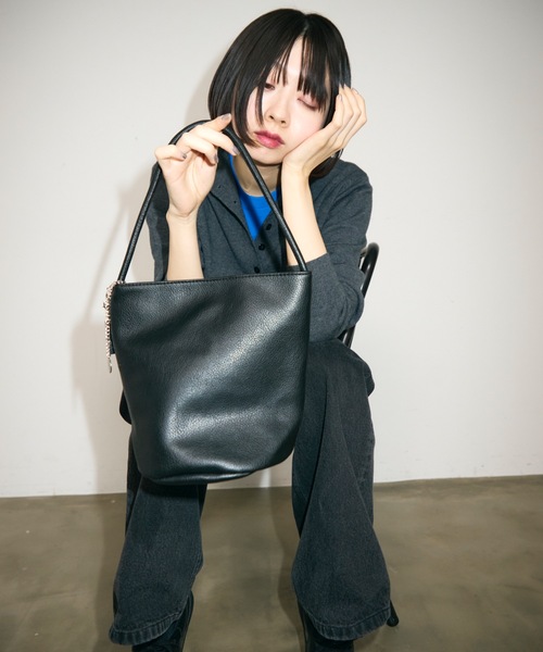 TONER（トナー）の「チェーン付きソフトレザーバケットハンドバッグ/ロゴプレート付き/通勤通学（ハンドバッグ・レディース・ブラック/ライトブルー/ホワイト/ブラウン・FREE）」の14枚目の写真