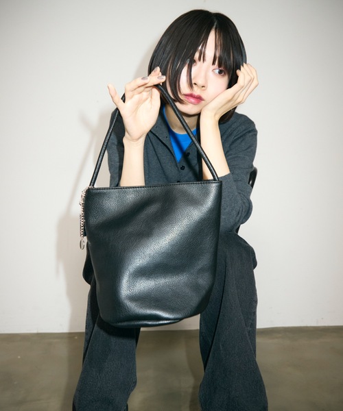 TONER（トナー）の「チェーン付きソフトレザーバケットハンドバッグ/ロゴプレート付き/通勤通学（ハンドバッグ・レディース・ブラック/ライトブルー/ホワイト/ブラウン・FREE）」の15枚目の写真