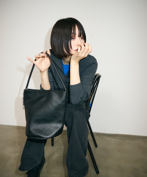 TONER（トナー）の「チェーン付きソフトレザーバケットハンドバッグ/ロゴプレート付き/通勤通学（ハンドバッグ・レディース・ブラック/ライトブルー/ホワイト/ブラウン・FREE）」の16枚目の写真