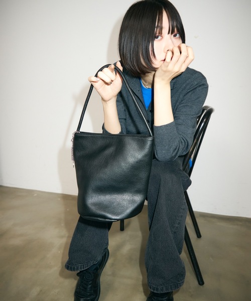 TONER（トナー）の「チェーン付きソフトレザーバケットハンドバッグ/ロゴプレート付き/通勤通学（ハンドバッグ・レディース・ブラック/ライトブルー/ホワイト/ブラウン・FREE）」の17枚目の写真