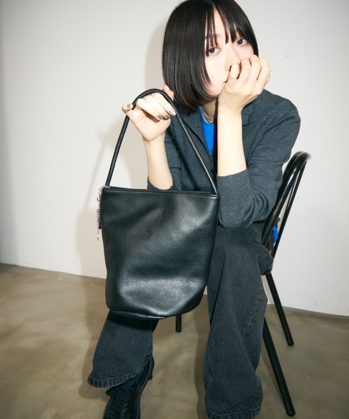 TONER（トナー）の「チェーン付きソフトレザーバケットハンドバッグ/ロゴプレート付き/通勤通学（ハンドバッグ・レディース・ブラック/ライトブルー/ホワイト/ブラウン・FREE）」の18枚目の写真