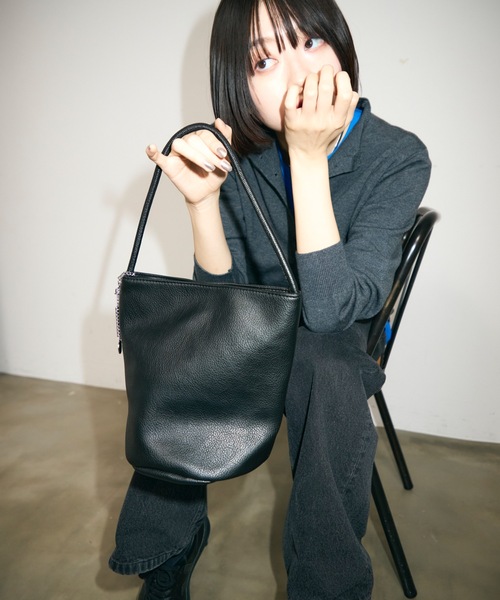 TONER（トナー）の「チェーン付きソフトレザーバケットハンドバッグ/ロゴプレート付き/通勤通学（ハンドバッグ・レディース・ブラック/ライトブルー/ホワイト/ブラウン・FREE）」の19枚目の写真