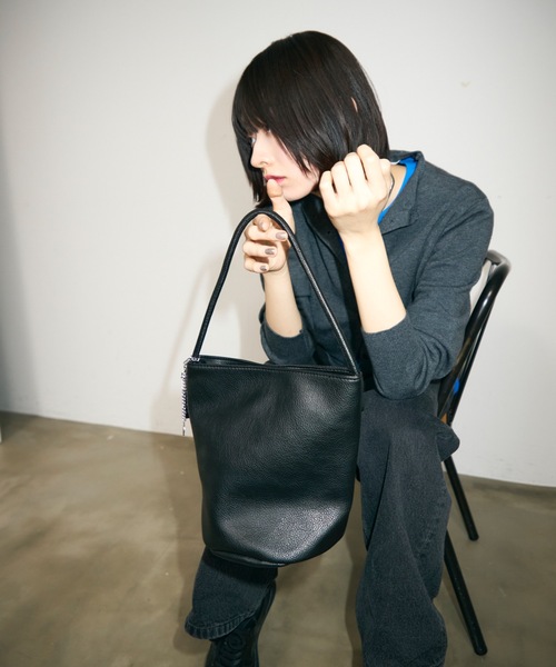 TONER（トナー）の「チェーン付きソフトレザーバケットハンドバッグ/ロゴプレート付き/通勤通学（ハンドバッグ・レディース・ブラック/ライトブルー/ホワイト/ブラウン・FREE）」の20枚目の写真