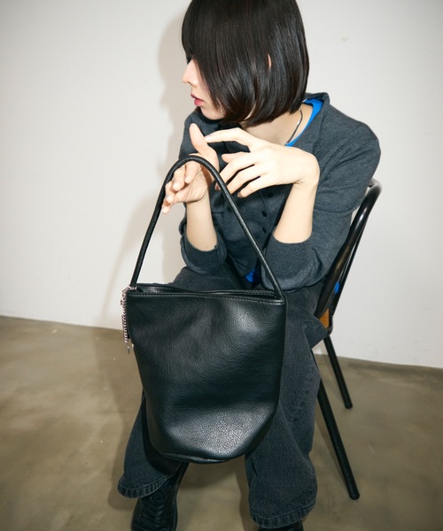 TONER（トナー）の「チェーン付きソフトレザーバケットハンドバッグ/ロゴプレート付き/通勤通学（ハンドバッグ・レディース・ブラック/ライトブルー/ホワイト/ブラウン・FREE）」の21枚目の写真