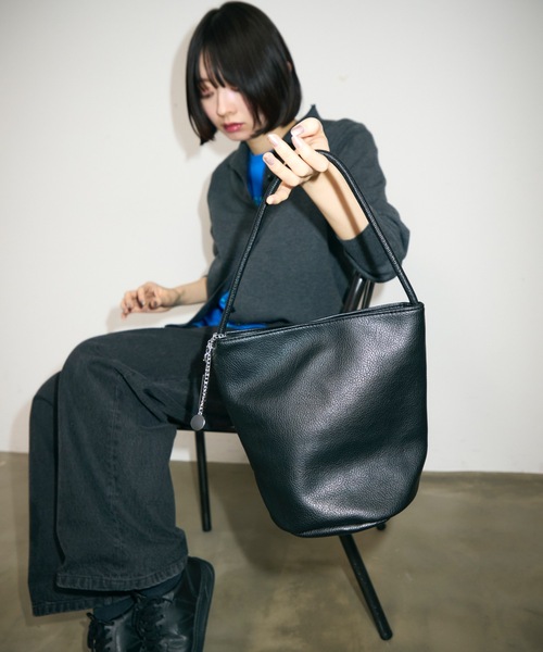 TONER（トナー）の「チェーン付きソフトレザーバケットハンドバッグ/ロゴプレート付き/通勤通学（ハンドバッグ・レディース・ブラック/ライトブルー/ホワイト/ブラウン・FREE）」の22枚目の写真