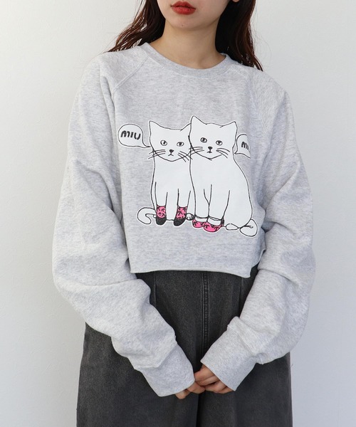 Cepica(セピカ)の「【BLACK SCORE】MIUMIU CATS CROPPED SWEATSHIRTS(Tシャツ/カットソー・レディース・グレー・FREE)」の2枚目の写真