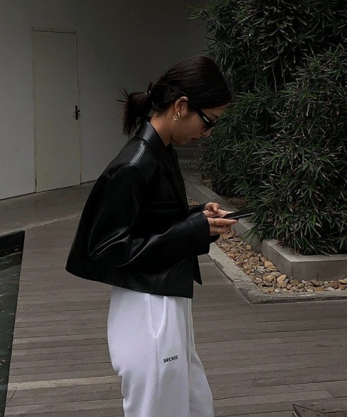 Ritzy（リッツィー）の「クロップドフェイクレザーショートダブルテーラードジャケット（テーラードジャケット・レディース・ブラック・S/M）」の19枚目の写真