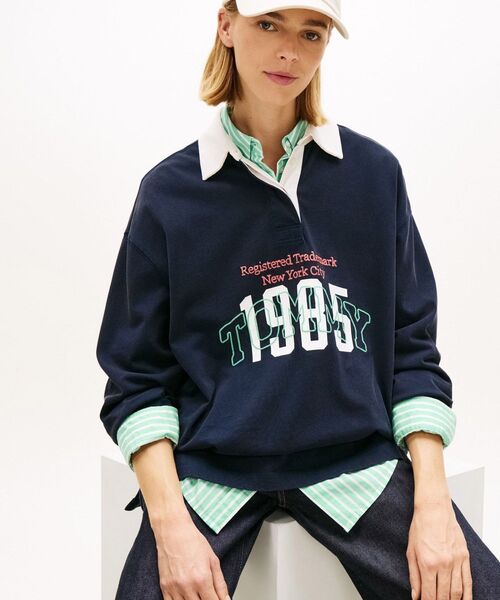 tommy jeans(トミー ジーンズ)の「オーバーサイズバーシティラグビーシャツ(スウェット・レディース・マルチ・MEDIUM/X-SMALL/SMALL)」の2枚目の写真