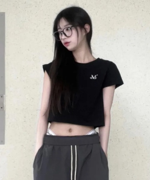 MUCENT(ムセント)の「◇MUCENT◇ブランド直輸入正規品/着丈が選べる/MUCENT SMALL LOGO T スモールロゴ半袖Tシャツ男女共用(Tシャツ/カットソー・レディース・ホワイト/ブラック・S/L/M)」の20枚目の写真