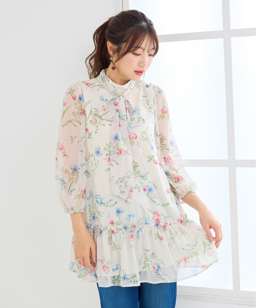 Rose Tiara(ローズティアラ)の「ボタニカルプリントリボンタイチュニック(チュニック・レディース・ベージュ/ネイビー・38/46/42)」の1枚目の写真