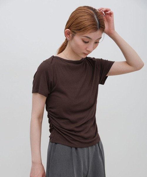select MOCA(セレクトモカ)の「サイドギャザーリブTシャツ(Tシャツ/カットソー・レディース・ブラウン/ブラック/アイボリー/グレー・FREE)」の1枚目の写真