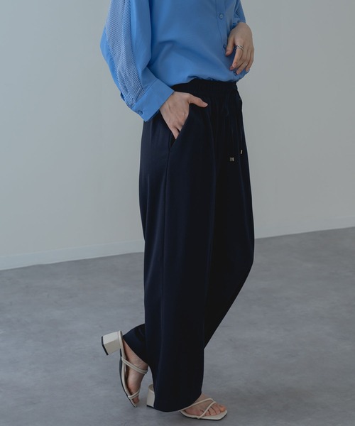 ANNA LUNA(アンナルナ)の「【ANNA LUNA】すっきり見え を叶える タック ストレート パンツ(その他パンツ・レディース・ブラック/グレイッシュベージュ/ネイビー・MEDIUM)」の4枚目の写真