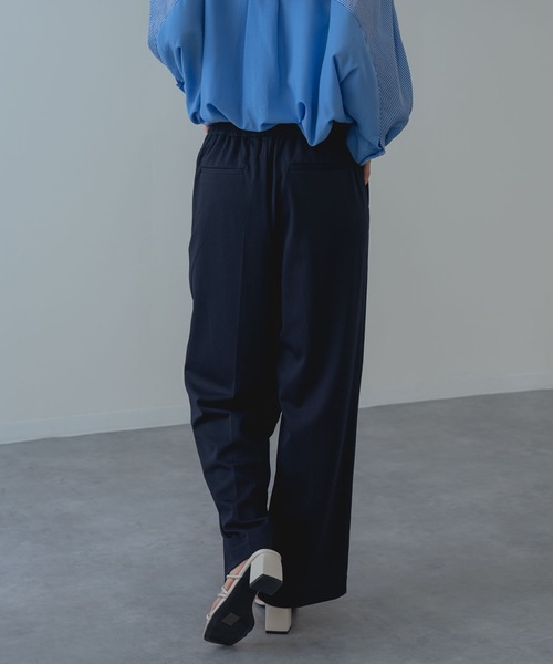 ANNA LUNA(アンナルナ)の「【ANNA LUNA】すっきり見え を叶える タック ストレート パンツ(その他パンツ・レディース・ブラック/グレイッシュベージュ/ネイビー・MEDIUM)」の6枚目の写真