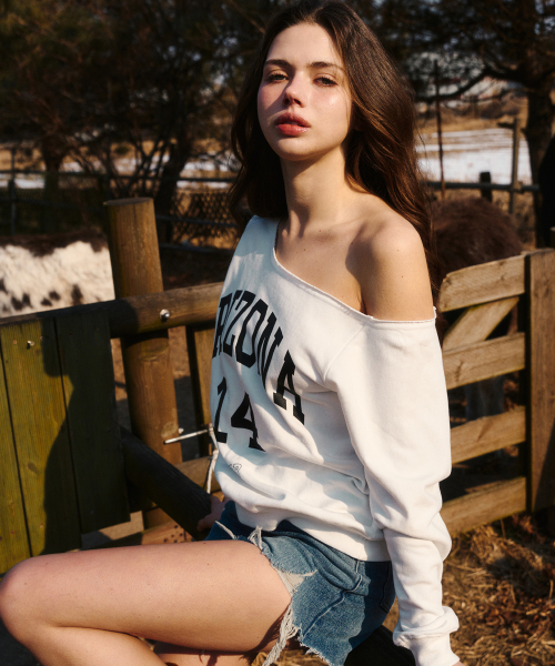 ERER(エルエル)の「Off-shoulder Arizona Sweatshirt Ivory(スウェット・レディース・アイボリー・F)」の12枚目の写真