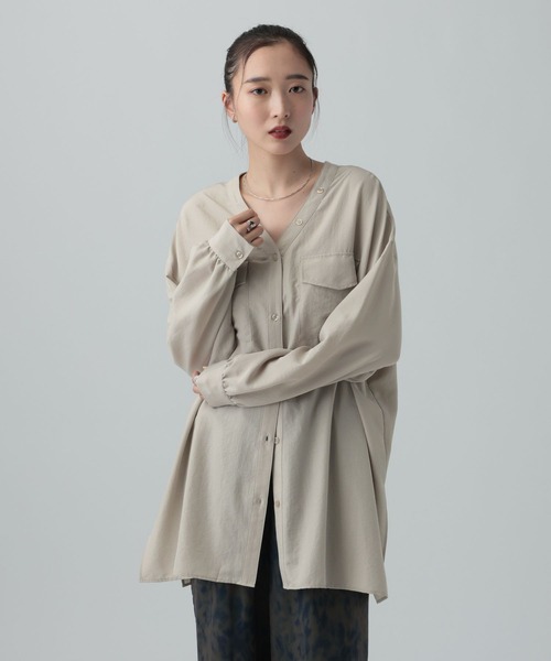 LEPSIM(レプシィム)の「Vネックオーバーシャツ長袖チュニック 643022(シャツ/ブラウス・レディース・チャコールグレー/オレンジ/グレイッシュベージュ/グリーン系その他・FREE)」の2枚目の写真