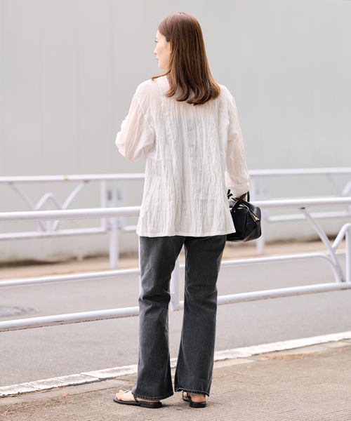 FRAMeWORK（フレームワーク）の「ルーズフレアデニムパンツ（デニムパンツ・レディース・ブラック/ホワイト/ブルー系その他・36/38/40）」の6枚目の写真