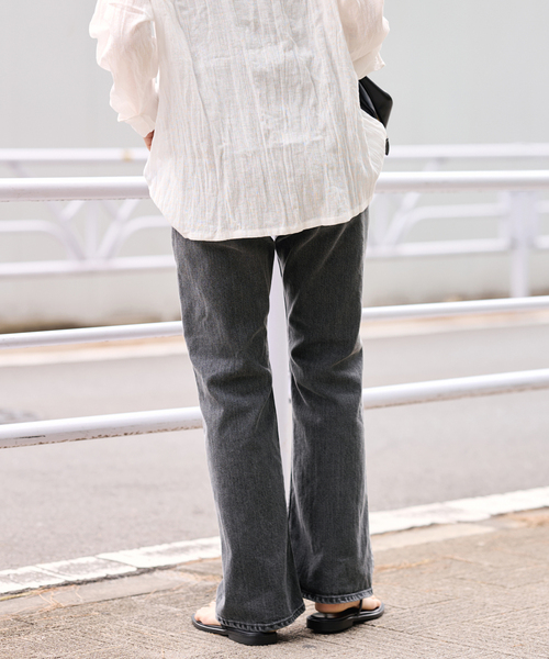 FRAMeWORK（フレームワーク）の「ルーズフレアデニムパンツ（デニムパンツ・レディース・ブラック/ホワイト/ブルー系その他・36/38/40）」の9枚目の写真