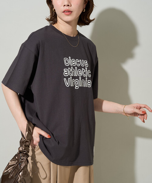 FREAK'S STORE（フリークスストア）の「限定展開 DISCUS ATHLETIC × FREAK'S STORE/ディスカスアスレチック 別注 ロゴ 半袖 Tシャツ（Tシャツ/カットソー・レディース・ブラック/オフホワイト/ネイビー/ブラウン・ﾌﾘ-）」の9枚目の写真